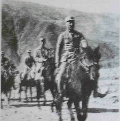 1937年8月红军改编为八路军,下辖三个师。图为时任八路军第一一五师师长的林彪。1937年9月,林彪指挥了著名的平型关战役。图为林彪(前一)向平型关前线前进。