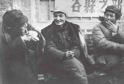 1943年12月,陈云(中)同毛泽东、林伯渠参观陕甘宁边区农业生产展览会。.jpg