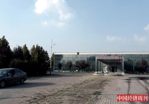 p32-1 “中华自行车王国”产业园区已人去楼空,周边长满了杂草。《中国经济周刊》记者 银昕 I 摄