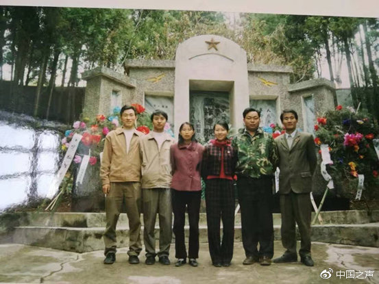 李忠凯(右二)旧照