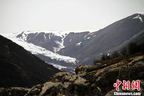 资料图:立冬后两场降雪为马牙雪山披上了“白衣”,景色醉人。张万里 摄 点击进入下一页