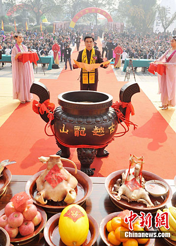 资料图:立冬节气,绍兴酿酒工人正在进行传统的古越龙山绍兴黄酒开酿仪式。<a target='_blank' href='http://www.chinanews.com/'>中新社</a>发 袁云 摄 点击进入下一页