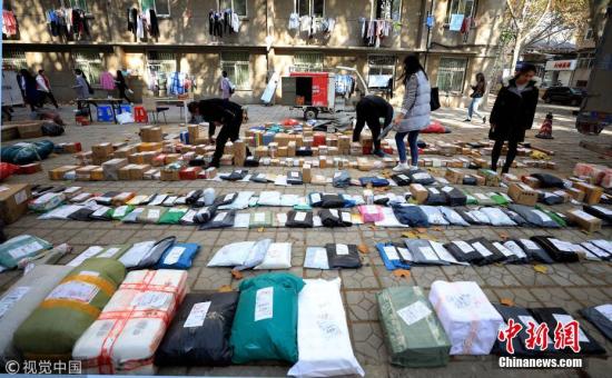 1113Ϣ˫ʮһոչȥݰӿȫظУ׳ۡͼΪ1112գɽʦѧǧɽУݰ糱ˮӿУ԰ݿԱ˽⣬У԰ݰƽʱࡣΪѧհԱаڵһ̿һһɨ֪ͨˣѧյźƾȡݣ㣬ȫ   ͼƬԴӾй