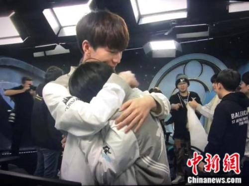 一路走来多有不易,赛后,IG队员相拥而泣。 《英雄联盟》官方供图 点击进入下一页