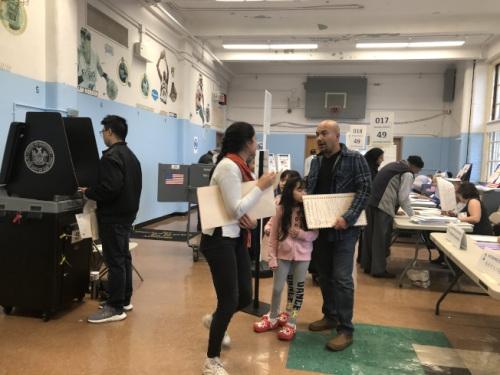 投票站迎来许多华裔选民投票。(美国《世界日报》黄伊奕 摄影) 点击进入下一页