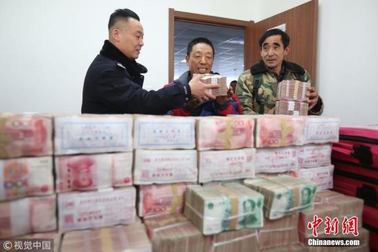 ͼ1212磬ũάȨİ칫ҡ1400޿Ƿũ񹤹ʱ׷أŸũ񹤡 ½  ͼƬԴӾй Դ...