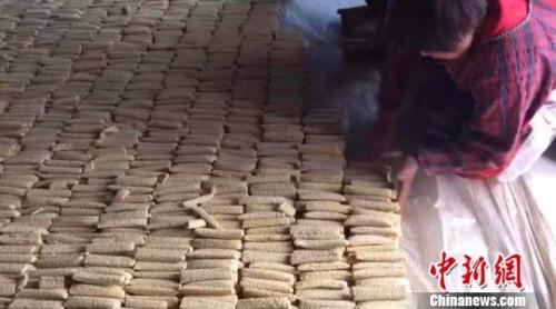 资料图:制作糖瓜。 张鹏翔 摄 资料图:制作糖瓜。 张鹏翔 摄