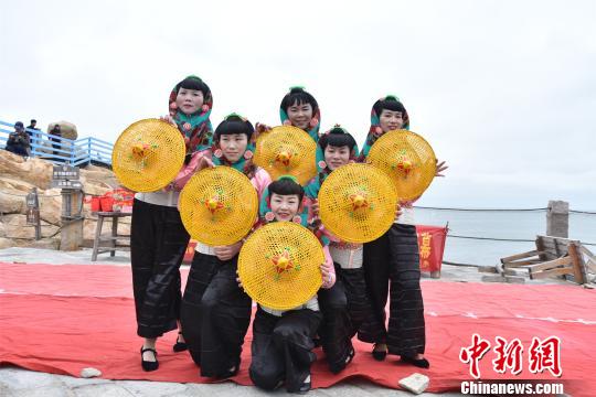 ݰŮչʾ㳡ݣһƽŮĻɽ 