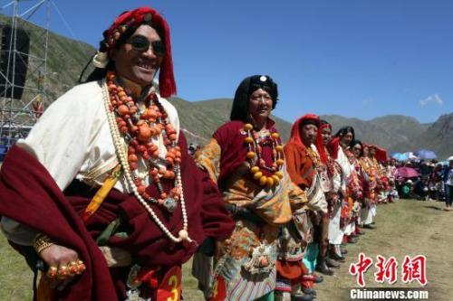 资料图:藏族文化(玉树)生态保护实验区内康巴藏族男子服饰。 罗云鹏 摄 点击进入下一页