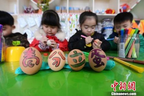 资料图:小朋友正在手绘彩蛋。孟德龙 摄 点击进入下一页