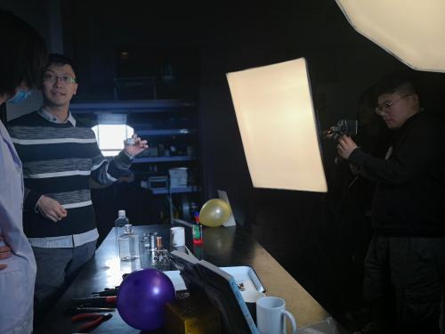 直播现场,李治林出镜。成蒙供图 点击进入下一页