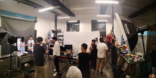 直播室现场。成蒙供图 点击进入下一页