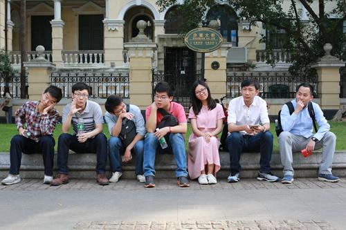 2017年,“中科院物理所”公号幕后的早期团队。成蒙供图 点击进入下一页