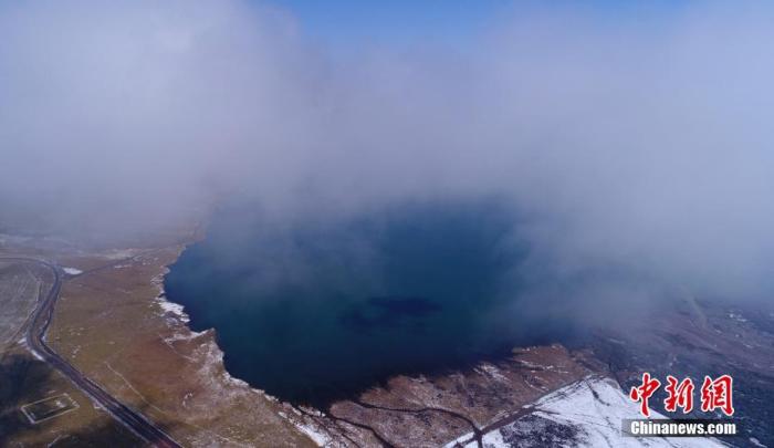 10��6�գ��������Ӱ�죬������Ҵ��ɽ������ӭ����ѩ������ѩ��Ĵ��ԭ�·���������װ��������ױ�ع����������������˷·�����˰�ɫ��ͯ�����硣ͼƬ��Դ���Ӿ��й�