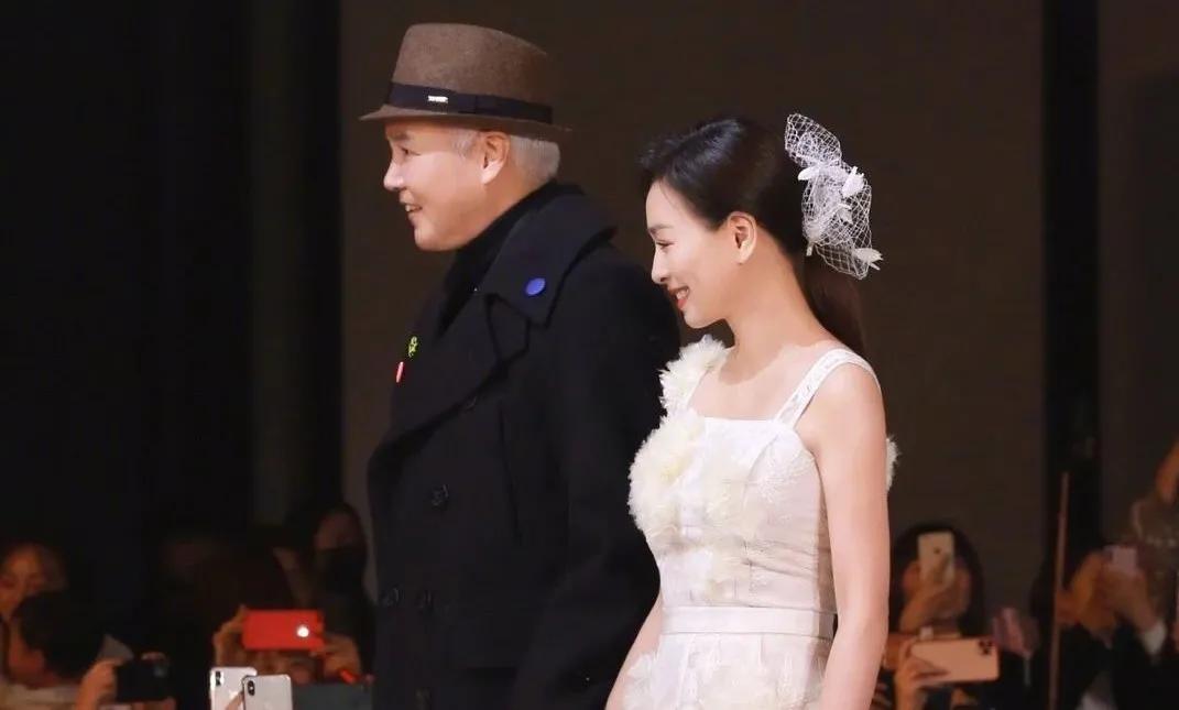 张庭夫妇斥巨资买上海整栋楼:被骂18年,她却活成百亿阔太? 张庭夫妇斥巨资买上海整栋楼:被骂18年,她却活成百亿阔太?