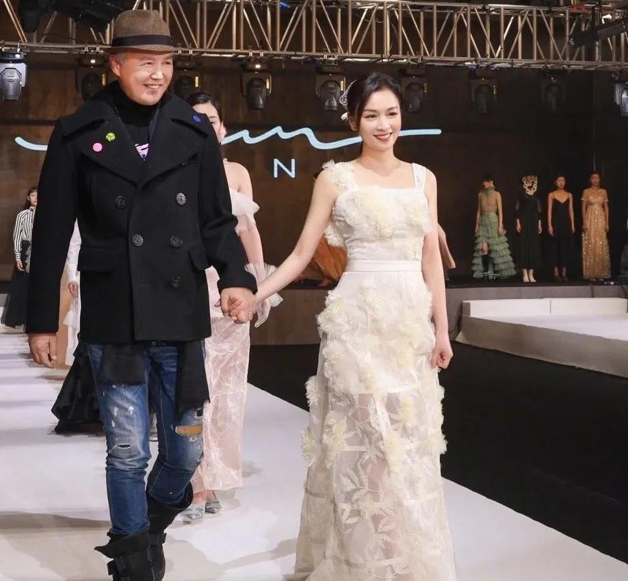 张庭夫妇斥巨资买上海整栋楼:被骂18年,她却活成百亿阔太? 张庭夫妇斥巨资买上海整栋楼:被骂18年,她却活成百亿阔太?