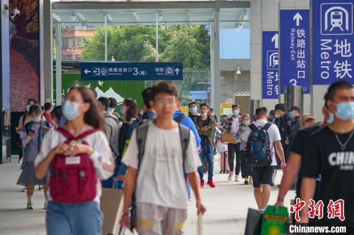 ͼΪ�ÿͽ��복վ��˶������С���лһ�� ��