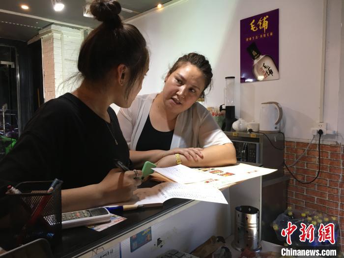 ͼΪ���ﵩ������ľ��Ů���ڵ���æµ ��ܽ�� ��