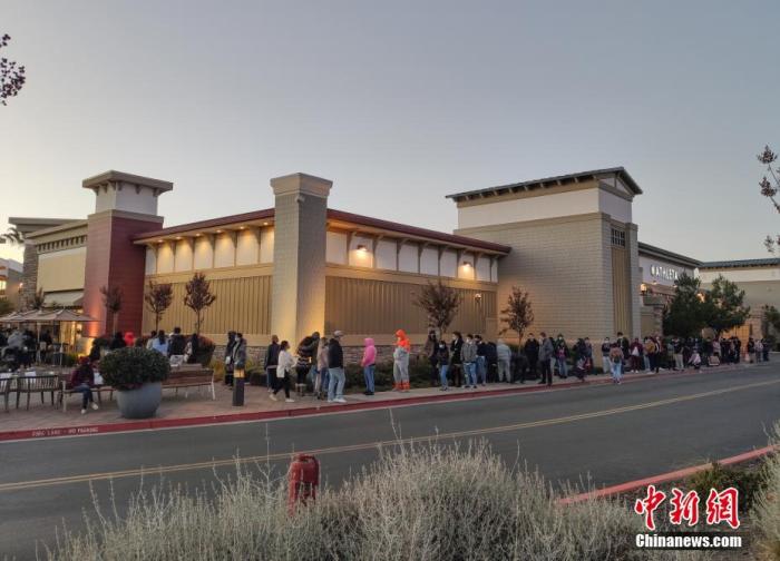 当地时间11月27日,顾客在美国旧金山奥特莱斯购物中心排队选购“黑五”促销商品。
<a target='_blank' href='http://www.chinanews.com/'>中新社</a>记者 刘关关 摄 点击进入下一页