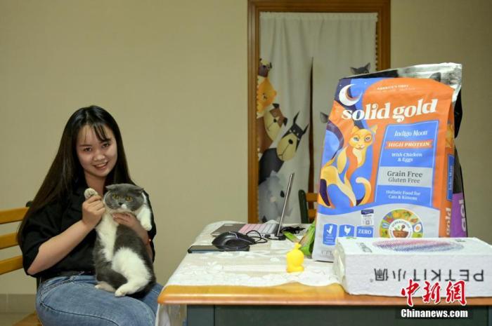 ͼΪ���������Ļ��������Լҵĳ���è��Ӱ����˫ʮһ���ڼ䣬�����Լ��ȳ蹺����è����èɰ��<a target='_blank' href='http://www.chinanews.com/'>������</a>���� �Ᾰ ��