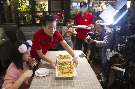 2017��11��14�գ�ĳ����ǩԼ����һ����ý�幫˾����˾Ϊ��������һ����ʳ������Ӫ�Ŷӣ�ר�������Բ����������� ��/�Ӿ��й���ͼ��