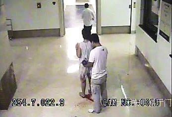 ���ױ���Ӥ����һ���˵��ţ��ĸ���ȥ��ҽ��