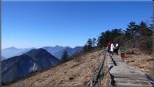 红石尖附近远眺西岭雪山主峰“庙基岭” 红石尖附近远眺西岭雪山主峰“庙基岭”