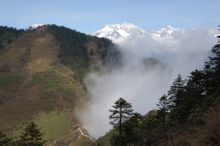 红石尖附近远眺庙基岭 红石尖附近远眺庙基岭