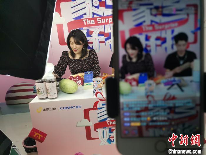 һ��ֱ��ǧ��ιۿ������ޣ���������ǧ����������Ԫ�ĳɽ���������ƷС���ں죬�����Ϳ�����������֮�£������߳������ޣ�ƾ���ֻ����˶�����ֱ���������ͻ��һԾ��Ϊ5Gʱ���������̼�ת���Ծȵķ����ҵ����������Ҳ�ӱ�С��Χ�ۣ���ɴ������ڿ񻶡�����ѧ�ꡡ��