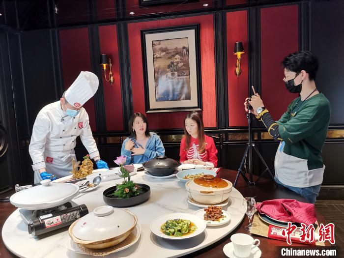 5��24�գ����E���ڽ�����ʳֱ��������ѧ�� ��