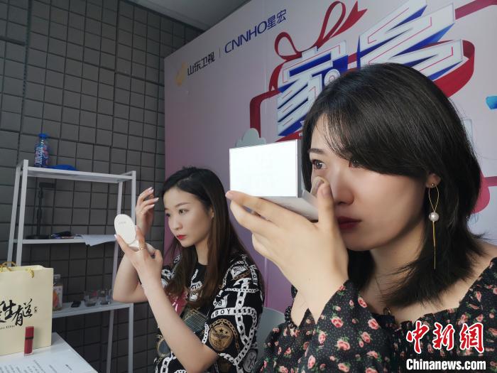 ͼΪ���E�ڽ���ֱ��ǰ�Ĳ�ױ������ѧ�� ��