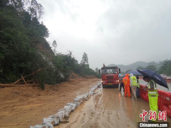 9日,受山体滑坡影响的济广高速惠州段已疏通主路。图为抢通现场 惠州交警支队供图 点击进入下一页