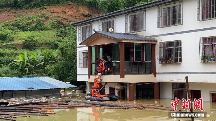 6月8日,贵州省铜仁市碧江区部分村庄内涝严重,有6名村民被困,当地消防部门出动橡皮艇前往救援。 张芩铭 摄 点击进入下一页