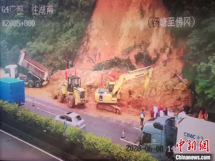 广韶高速8日滑坡现场,工作人员正在紧急处置。(资料图) 广东省交通集团供图 点击进入下一页