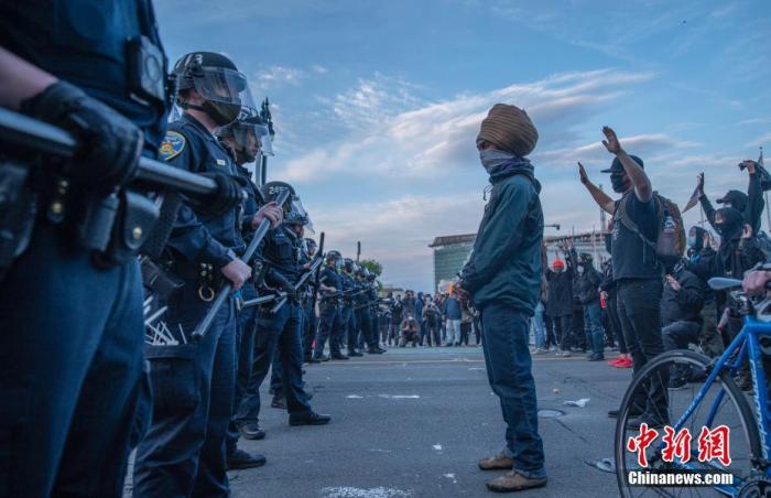 ���ֿ�������Ȼ�ھɽ�ɽ������ǰ���顣<a target='_blank' href='http://www.chinanews.com/'>������</a>���� ���ع� ��