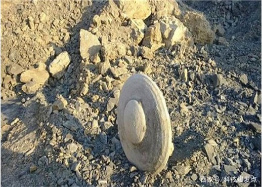 俄罗斯不明碟状金属物,有人称是巨人族的帽子,至今来历是谜! 俄罗斯不明碟状金属物,有人称是巨人族的帽子,至今来历是谜!