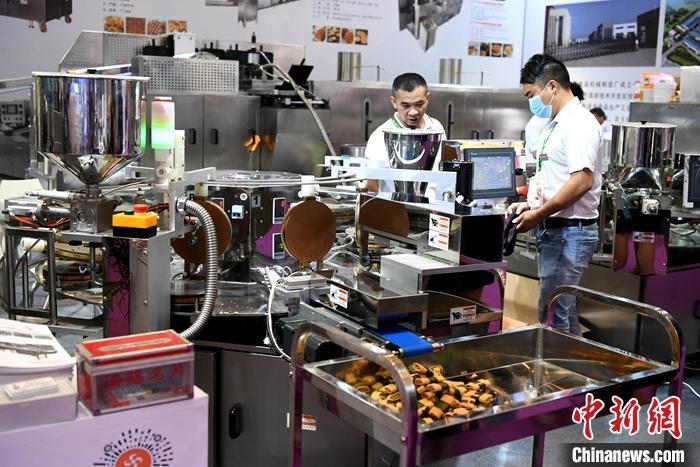 ����ͼΪ7��20�գ������ڸ���Ȫ��һչ�������˽��е�豸�� <a target='_blank' href='http://www.chinanews.com/'>������</a>���� ������ ��
