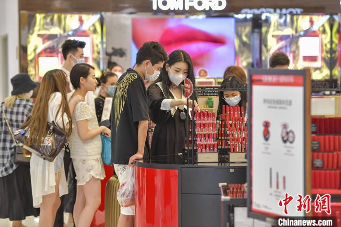 ����ͼ���ο��ں������¹㳡��˰��ѡ����ױƷ��<a target='_blank' href='http://www.chinanews.com/'>������</a>���� ���Ʒ� ��