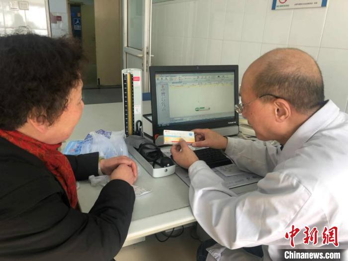  ����ͼ��һλҽ���ڸ����߽���ҩƷ��������ƻ ��