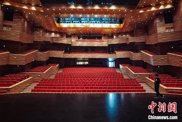 �ݳ�ǰ�ľ糡����γϷ�繩ͼ