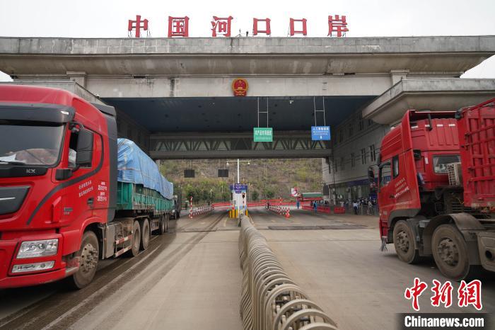 ͼΪ�ӿڿڰ���ӹ�·����ͨ��ͨ�еĳ��뾳���������Թ��� ��