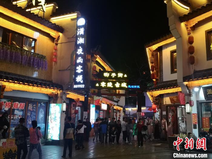 �ų������˸����ο�ǰ�����򿨡�������С�� ��