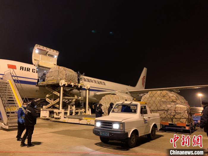 1��23�գ��人����ǡ���׿���عɵ�һʱ���������ȫ��ɹ��������ʡ�׿�����������Ⱥ�ͨ��11�ܴηɻ���5�ܻ���ר����ԴԴ���ϴӺ�����ɹ�����1026���Ӧ��ҽ�����ʡ��豸����������17������103�����е�556��һ��ҽ�ƻ�����(׿���عɹ�ͼ <a target='_blank' href='http://www.chinanews.com/' >������</a>��) ����� ��