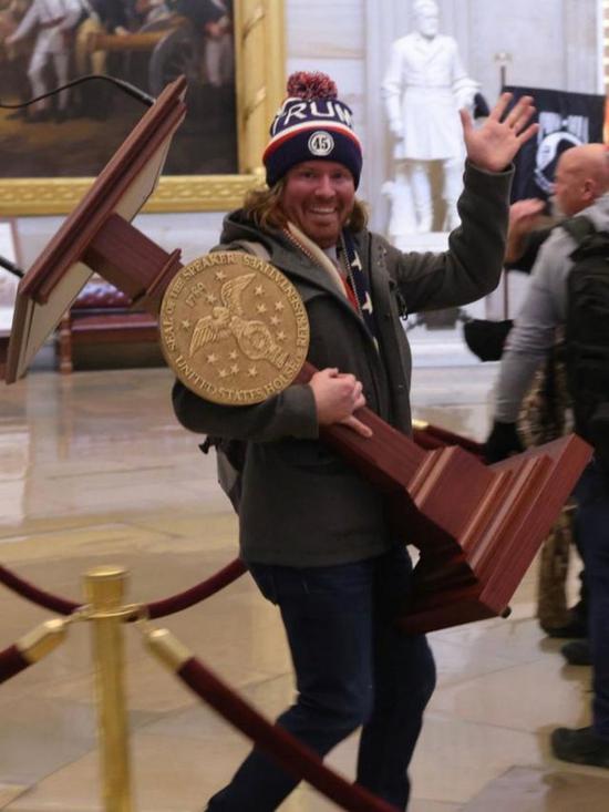 ���ӿ��߽�̨��徵ͷ����΢Ц��Getty��