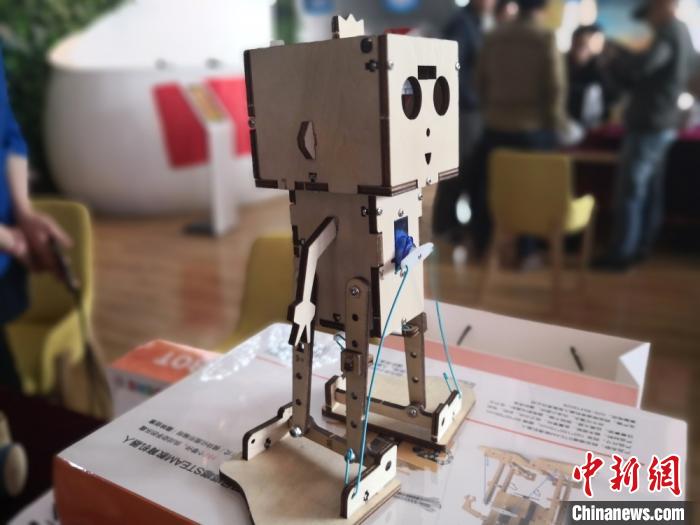 ͼΪ��������Сѧ���Ƽ������ϣ�ѧ��չʾ�ĿƼ�������Ʒ��(����ͼ) ������ ��