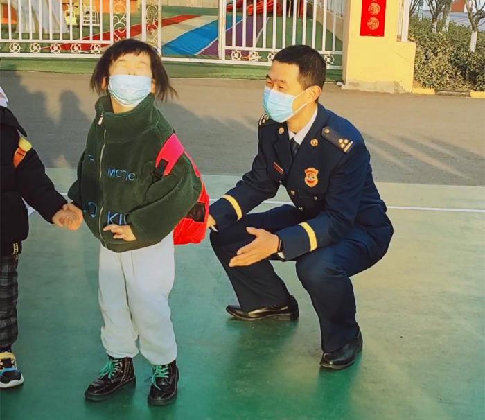 �ŵt���������ſ��ֱ���Ҫ����Ů����Ů�����Ͻ��ܣ���ͷת����һ�߲��������۾�������Ƶ��ͼ ��