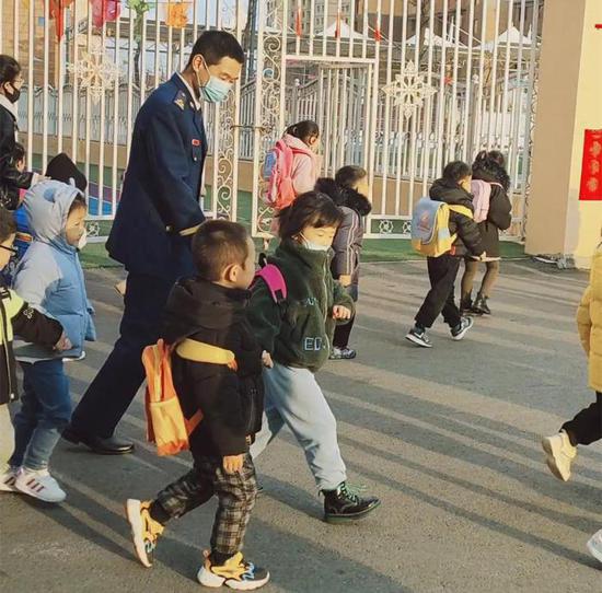 Ů����С�����������߳����ң��ŵt׷��������Ů������Ĵ����ε���������ͨ�����ַ�ʽ��Ů��һ����ϲ������Ƶ��ͼ����