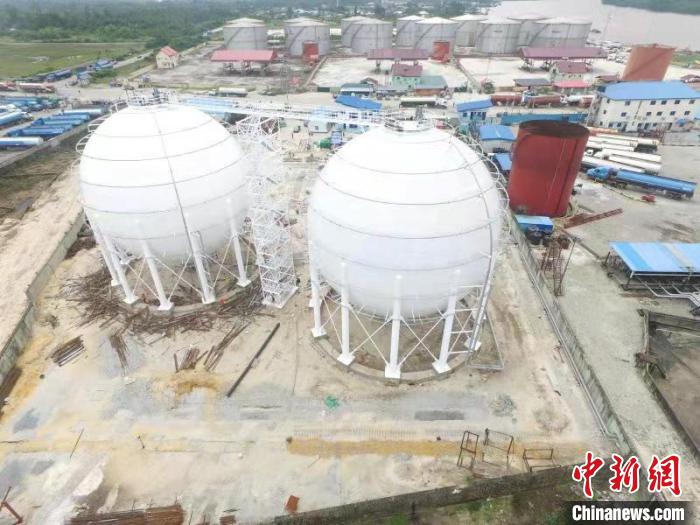 �������޴�İ�ɫ���Ӿ���LPG��ޣ������ܱߵ������������������(����ͼ) �м����� ��ͼ