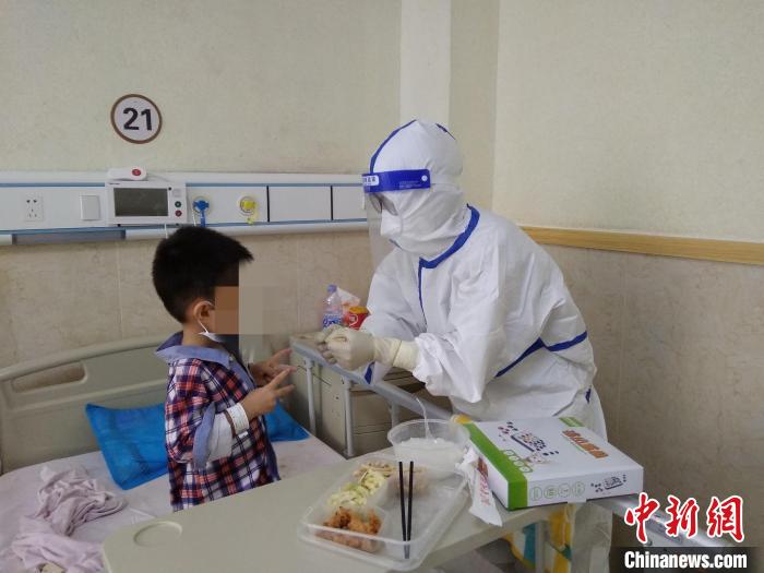 С����������ѧԺ����ҽԺ��ҽ����Ա��ʯͷ�����������Ͽ��� ��