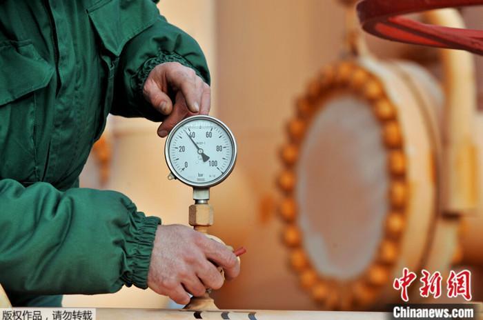 ����ͼ��������һ��Ȼ�����乫˾��Ա���ڼ����Ȼ���ܵ��е�ѹ����